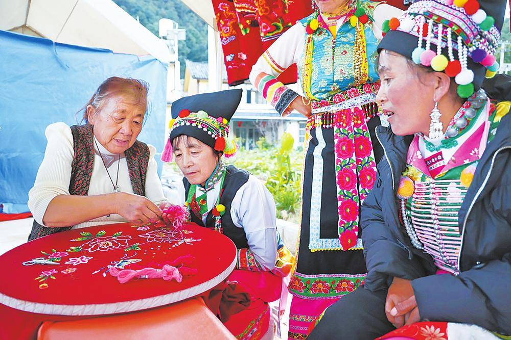 掇花背腰刺繡傳承人曾豔麗指尖針線舞歲月鑄匠心