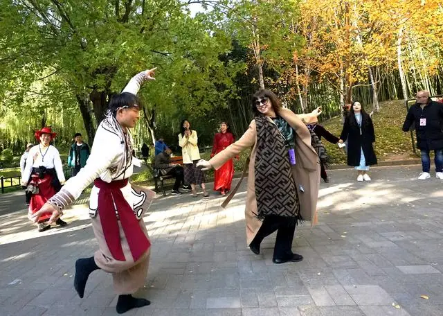 國際舞蹈大師打卡紫竹院、頤和園，與北京愛好舞蹈者即興共舞