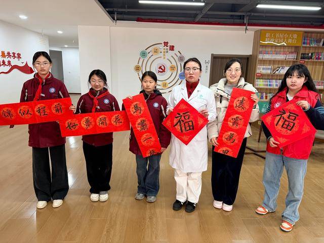 鄭州市二七區京廣路小學“小小書法家”把祝福送給普通民眾