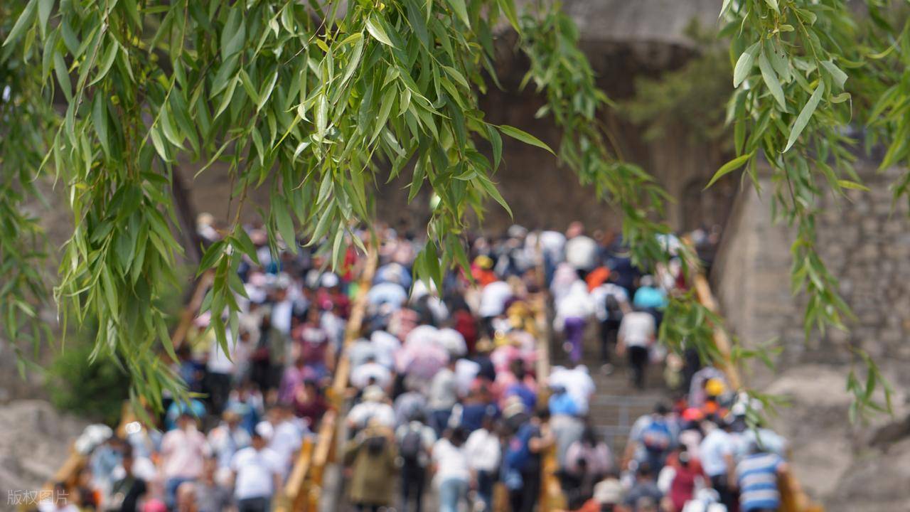 原創為什麼都說消費降級了，但旅遊時依然人山人海？