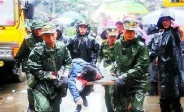 原創汶川地震中他被軍人救出，多年後他研究生入伍圓夢軍營