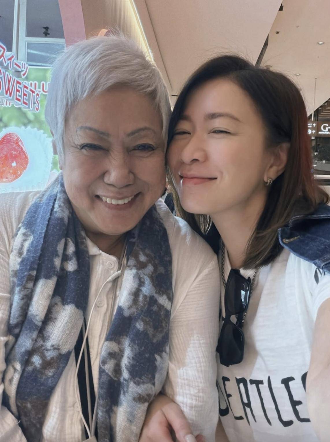 原創佘詩曼陪家人出國旅遊，45歲弟弟罕露臉有型有款，姐弟倆長得不像