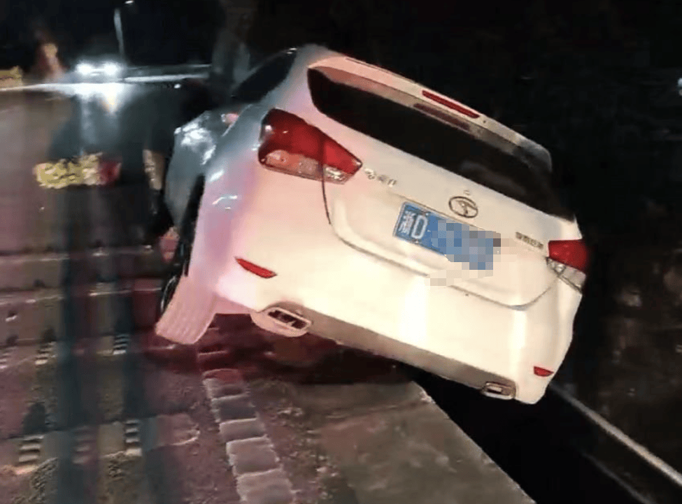 我撿個眼鏡，抬頭的時候車子就掉溝裡了......