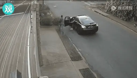 太拼了！為了保住畢業論文，研究生遭持槍搶劫時也沒撒手...