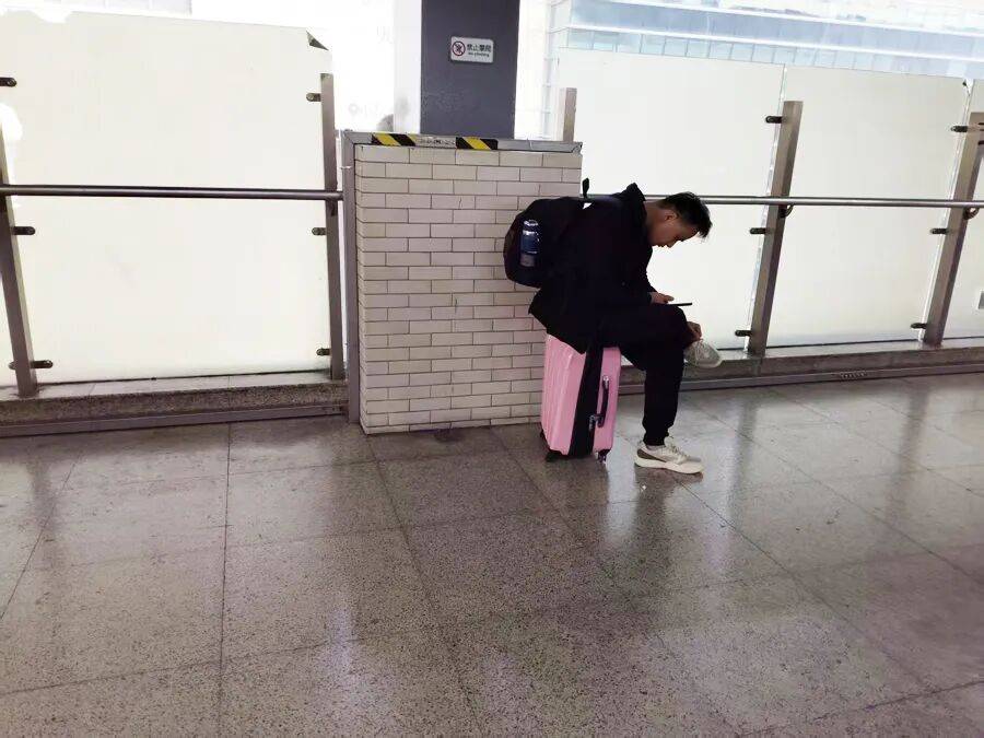 “實在站不動了”，一等9分鐘，有人乾脆直接坐地上！上海一地鐵站“無座可坐”，工作人員回應