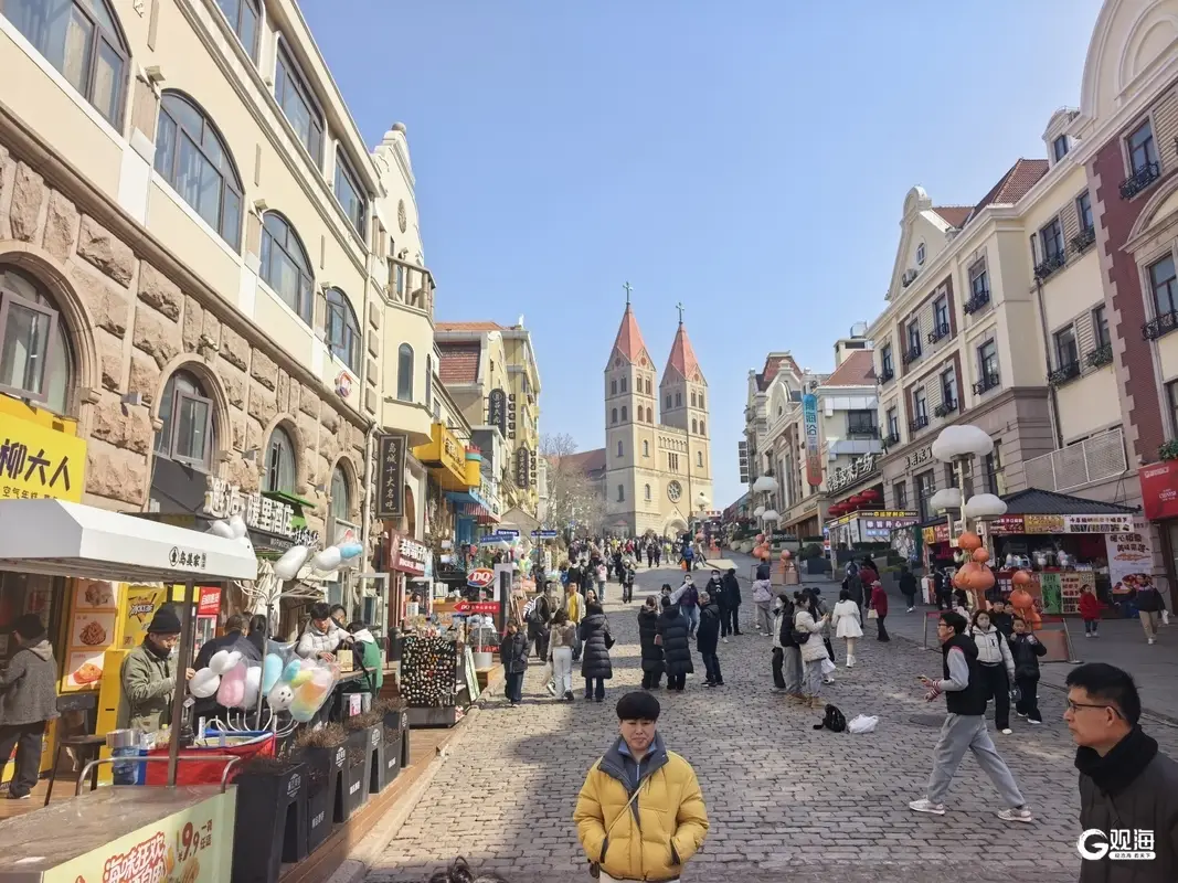 春節假期過後，青島老城文化旅遊區依然“人從眾”