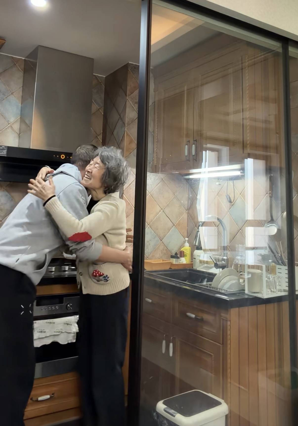 原創李亞鵬母子北京過元宵節，住100平小房傢俱很老氣，裝修像30年前