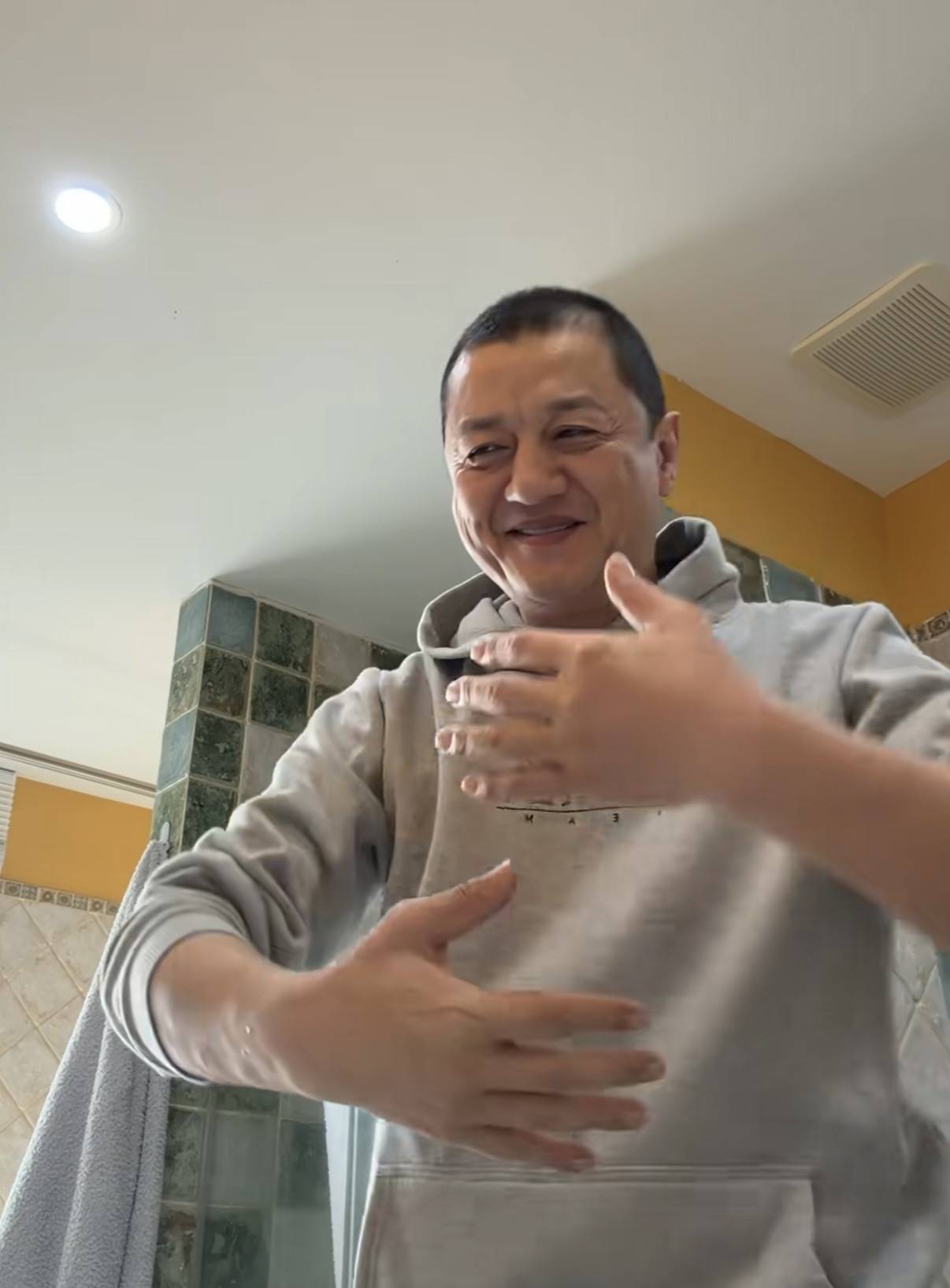 原創李亞鵬母子北京過元宵節，住100平小房傢俱很老氣，裝修像30年前