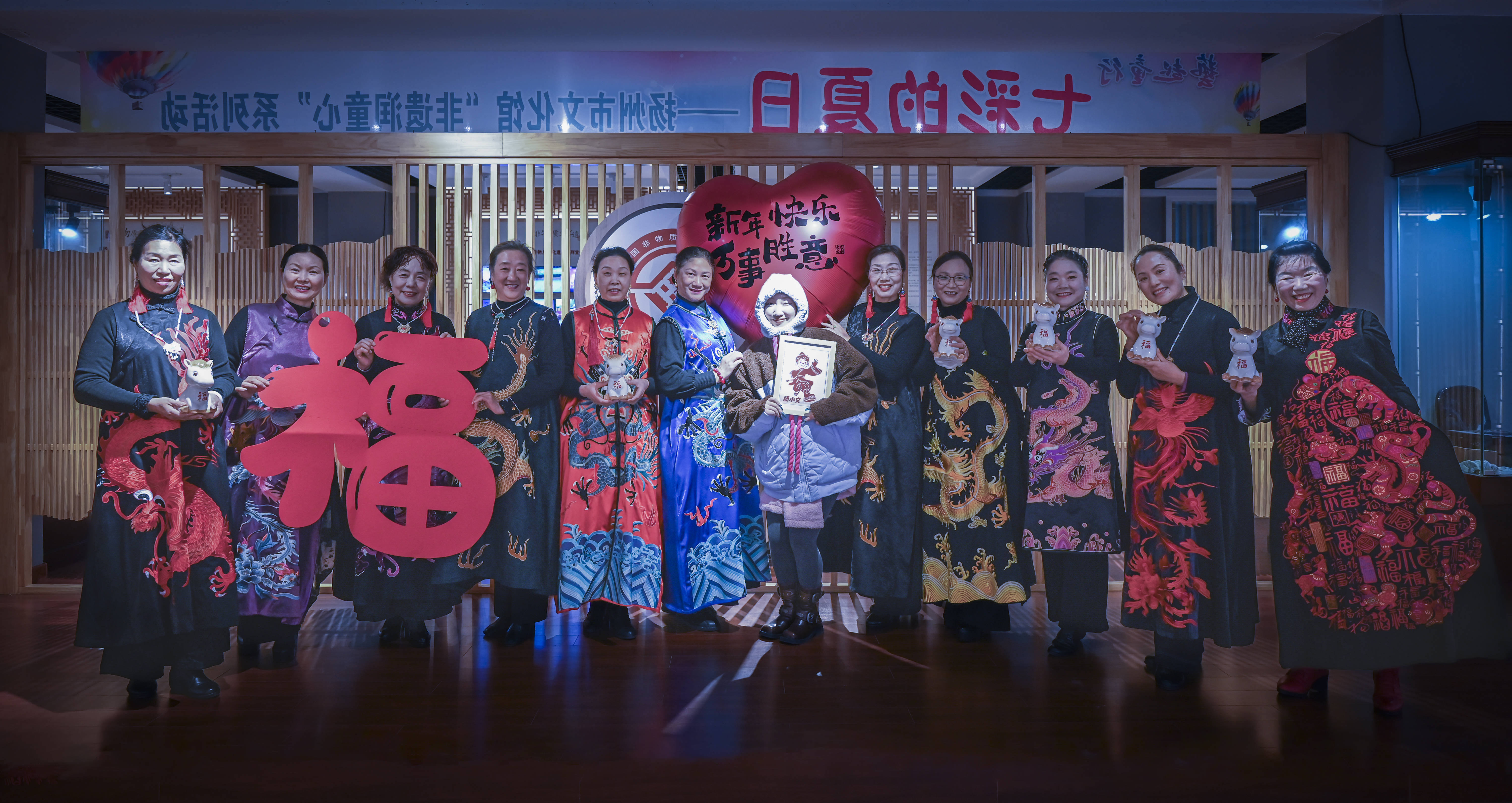 原創[文化揚州]歡天喜地迎馬年！當刺繡華服邂逅非遺與書畫