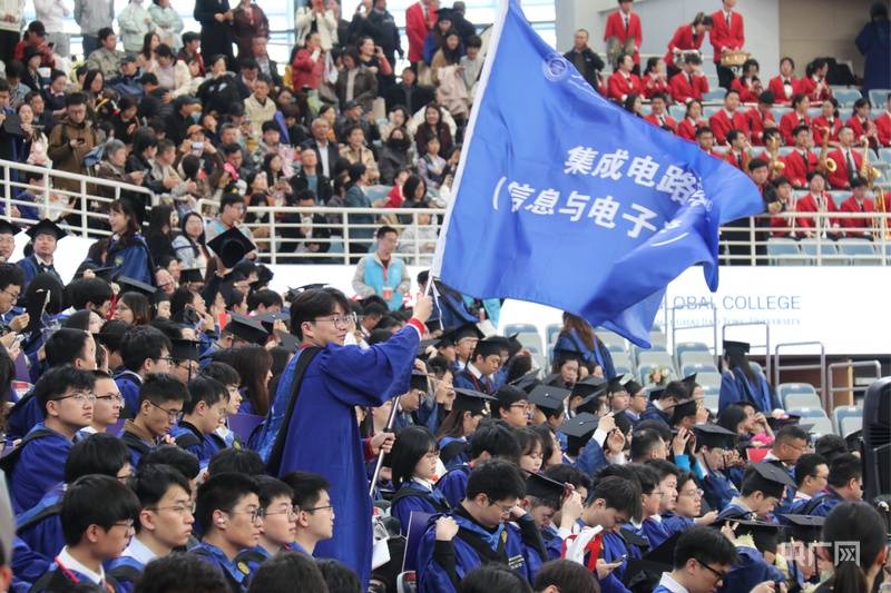 圖｜心懷思源之情、破浪時代潮頭，上海交大研究生迎來畢業典禮