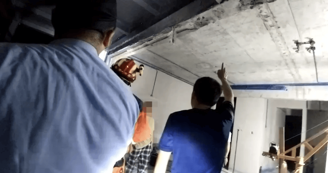 裝修封頂把工友封進夾層？德陽一工人被封樓層間隔，民警消防成功營救