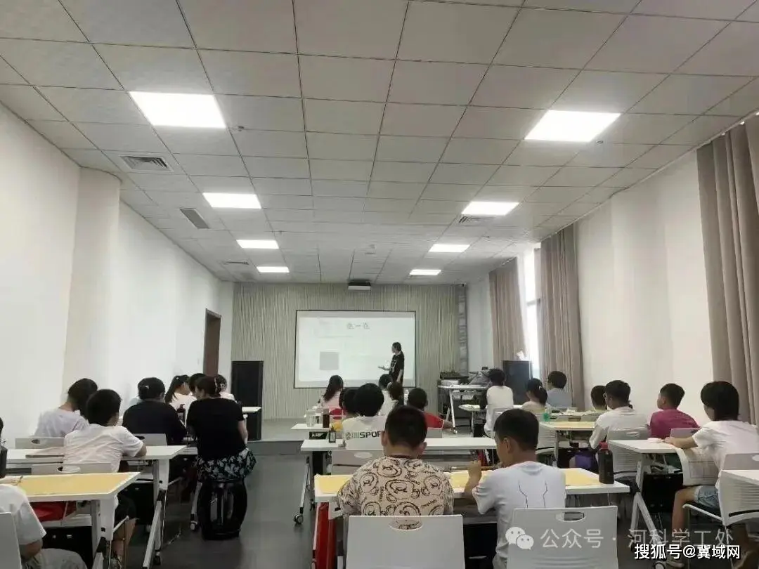 河北科技學院暑假大學生“返家鄉”社會實踐活動紀實報道