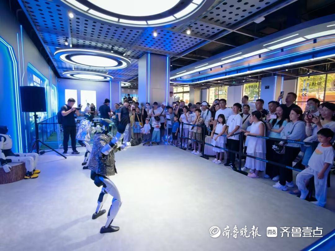 青島首個機器人6S體驗店啟幕！百年中山路再添未來科技新地標
