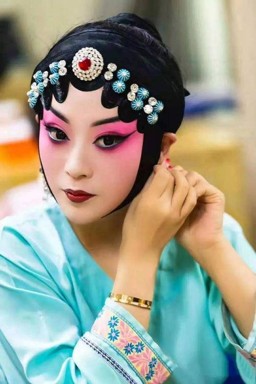 原創她是京劇大師，41歲抑鬱早逝，今兒子考入戲劇學院，母親仍思念她
