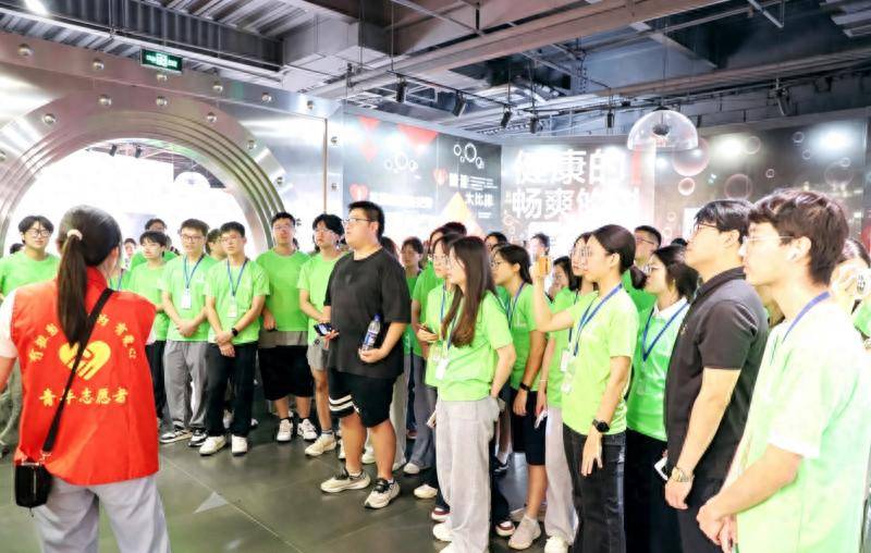 近200名大學生走進中糧可口可樂華中公司研學交流
