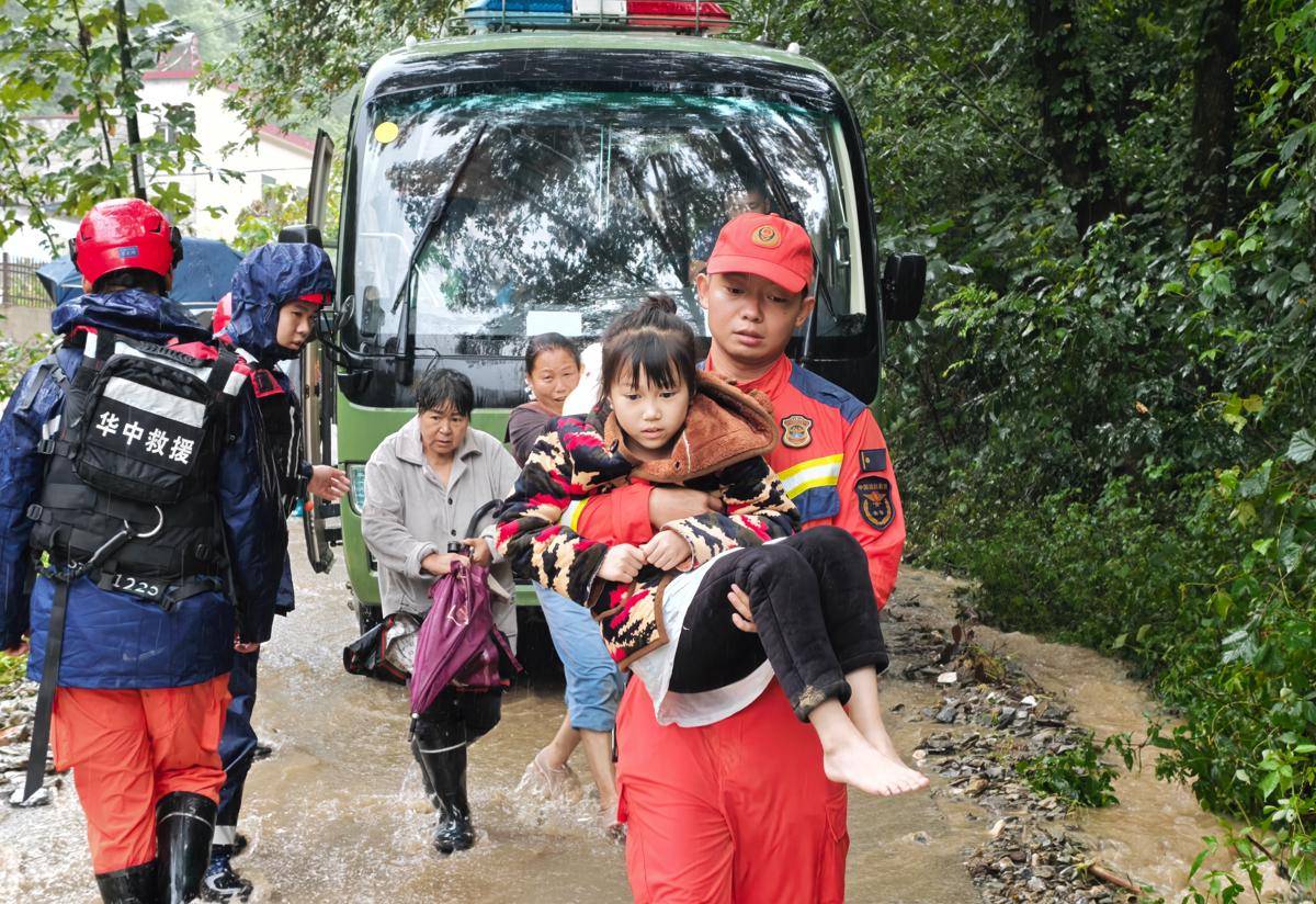 “老的牽著，小的抱著”，19人全數安全轉移！湖北襄陽這所小學成了臨時“避風港”
