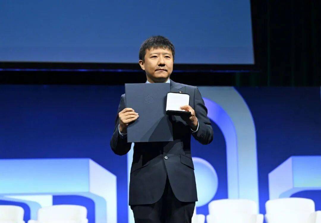 菲爾茲獎得主鄧煜：愛看動漫、沉迷寫詩、“相信奇蹟與魔法”……一位“活人感”數學家的B面