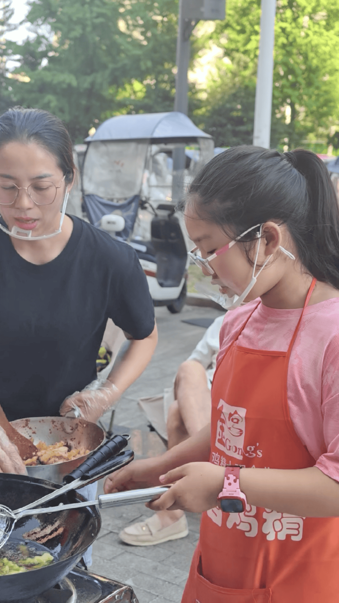 擺地攤賺錢嗎？成都小學生暑假賣土豆 月入近萬元｜暑期“熱”觀察③
