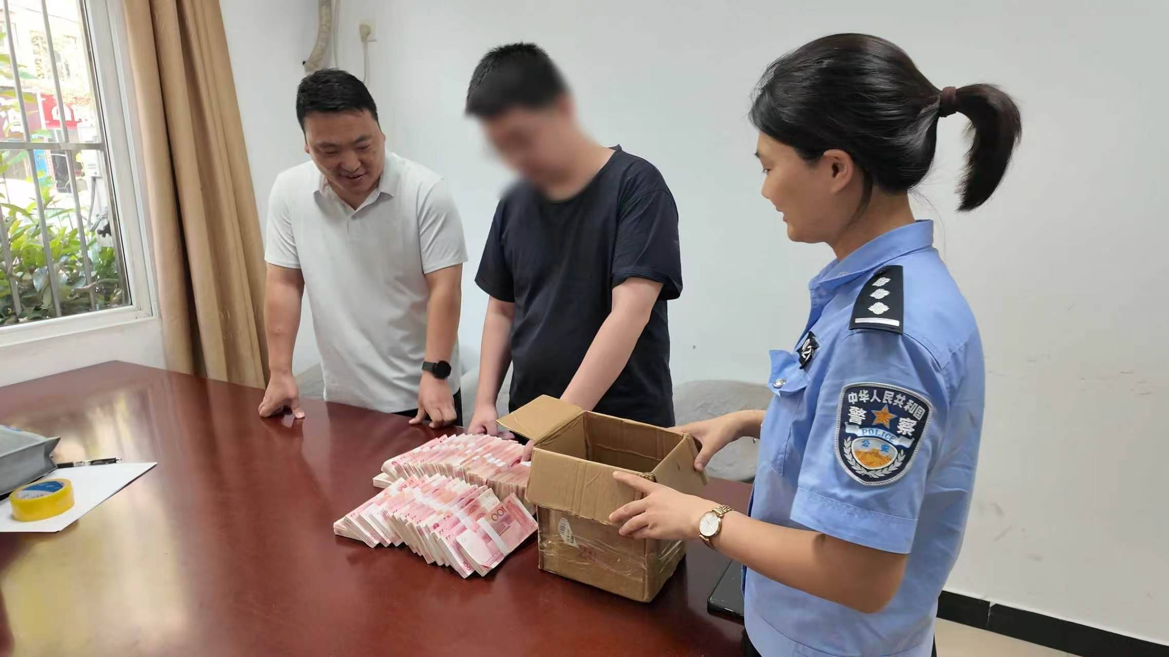 男子取35萬現金聲稱“要裝修” 武漢公安緊急攔截識破退費騙局