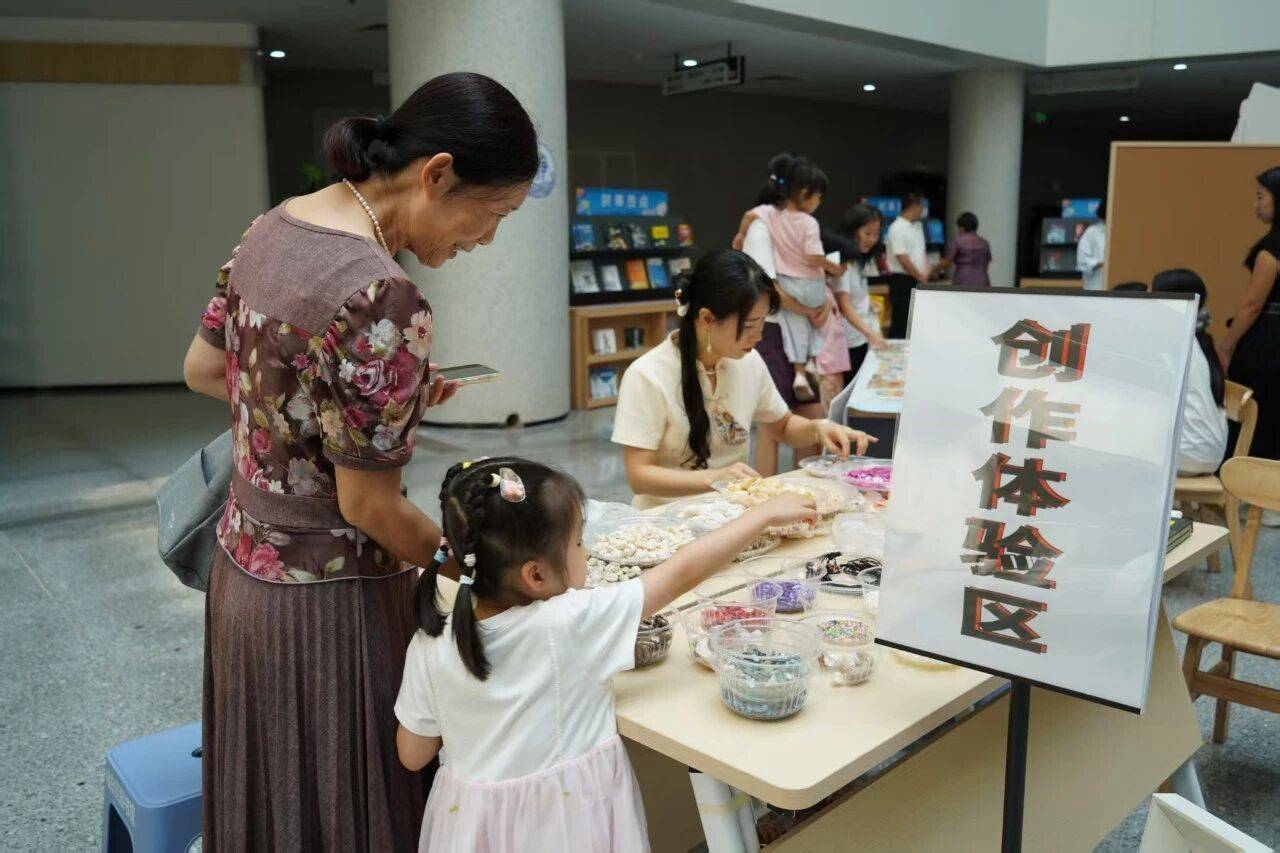 讓沉睡的書流動起來！電白區圖書館舉行首屆曬書節暨文化集市